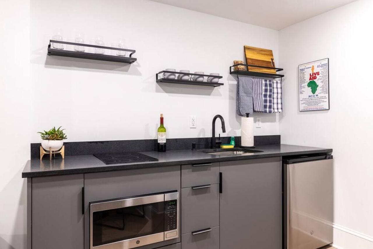 Thena Hotel - Spacious 1 Bedroom Филаделфия Екстериор снимка